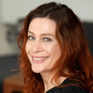 Camilla Bækholm Camilla er indehaver og stifter af Njord Pilates Studio og har gennem 15 år drevet Pilates Cph i København. Hun er autoriseret fysioterapeut og har arbejdet med fysisk træning i mere end 30 år.